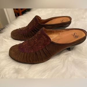 Mules in excellent used condition. Size 12M
